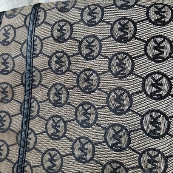 Adorable Michael Kors Crossbody - Picture 4 of 7